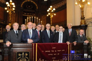 In de synagoge, samen met een aantal prominenten van de joodse gemeenschap van ons land .